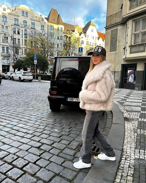 Casaco Sabrina com textura felpuda e gola ampla