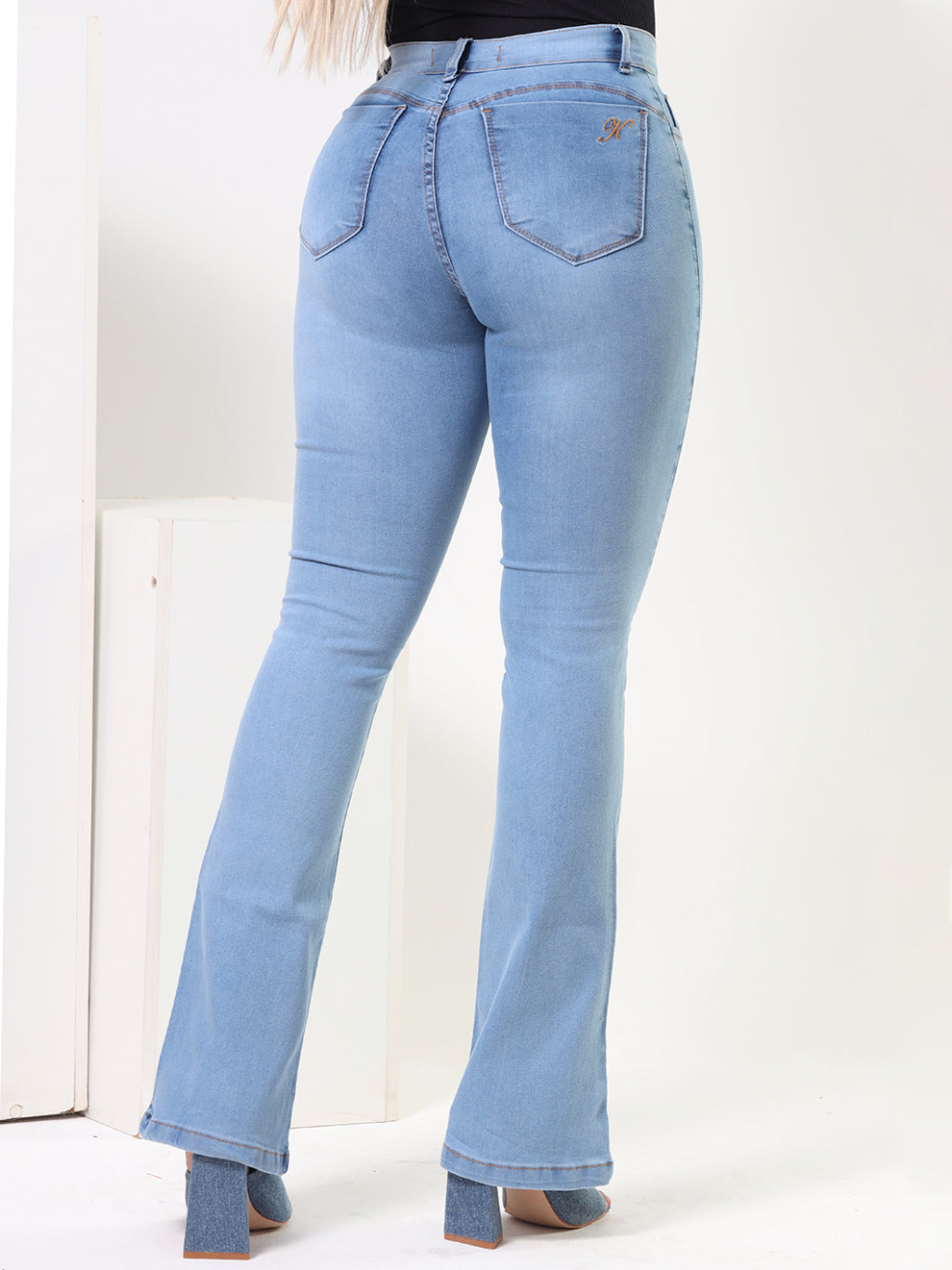 Calça Jeans Modeladora Revolucionária Flare Clara Cós Super Alto